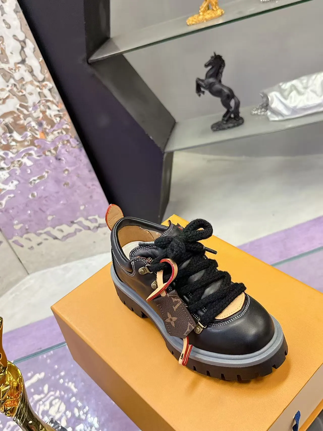 Factory price: 700💰 LV | Louis Vuitton 🧡💚2025 autumn and winter new style, top version ⚠️ The counter features the latest LV REMIX lace-up mountaineering derby shoes, new hard goods 🆕 ❥BS purchasing level! Full of high-end feel! A popular model among bloggers at home and abroad, it’s retro and fashionable, and looks stunning on your feet! Mainly recommended model on the official website★ ▪️Upper: top-quality first-layer cowhide ▪️Inner lining: imported sheepskin ▪️Outsole: original molded T men's shoes 💰U anti-slip outsole ▪️Sole height: 3.5cm ▪️Shoe size: Female 35-41 (41 customized, non-refundable) Male 39-45 (46 customized, non-refundable)